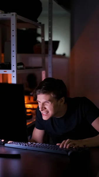 게이머 경쟁의 표현력 재미요 감성적 남자가 컴퓨터 키보드로 모습어두운 아래앉아 — 스톡 사진