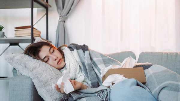 Sakit Tidur Menangkap Dingin Wanita Lelah Terbungkus Dalam Tidur Sofa — Stok Foto