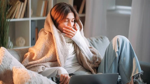 Grippewelle Kranke Arbeit Aus Der Ferne Erkältete Frau Kariertes Sofa — Stockfoto