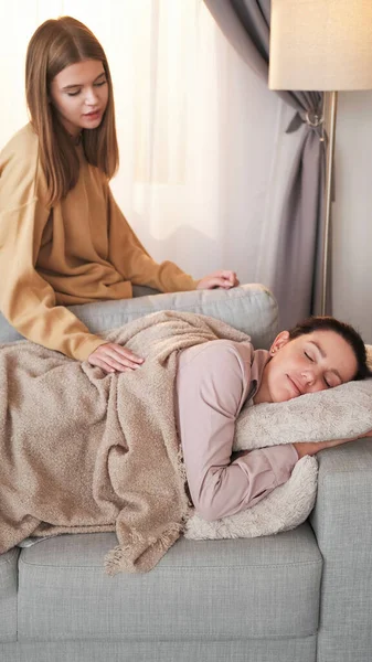 Relajación Cuidado Hija Amorosa Adolescente Despertando Madre Durmiendo Sofá Bajo — Foto de Stock