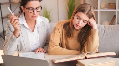 Sıkıcı eğitim. Yetişme dersleri. Uyuyan öğrenci kız, hocasıyla sıkıcı bir dersteyken hafif bir evde oturuyor..