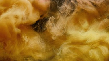 Mürekkep suyu. Renk buhar bulutu. Duman sıçraması. Siyah soyut sanat arka planında süzülen sarı parlayan duman dokusu.