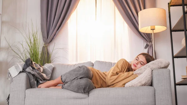Mittagsschlaf Schlafsofa Ruhige Entspannte Mädchen Liegen Auf Bequemen Sofa Und — Stockfoto