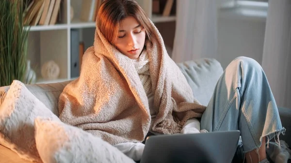 Manyak Bir Bağımsız Çalışan Biri Yorgun Gripli Kadın Dizüstü Bilgisayarda — Stok fotoğraf