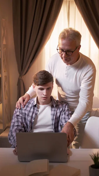 Senior Technology Education Help Computer Instructions Serious Young Son Guy — Stock Photo, Image
