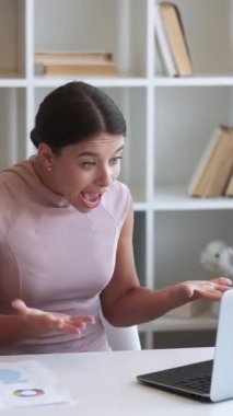 Dikey video. Kızgın patron. İş çatışması. İnternet iş görüşmesi. Sinirli iş kadını dizüstü bilgisayara bağırıyor ofisteki kağıtları fırlatıyor..