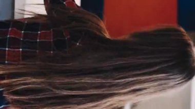 Dikey video. Sanat hobisi. Çocuklar resim yapıyor. Sanatsal aletler. Arkaya bakan küçük kız ışık odası iç dekorasyonu için renkli kalemler hazırlıyor..