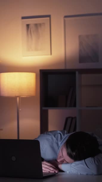 Vídeo Vertical Trabalhador Exausto Homem Adormecido Sobrecarga Mental Cansado Cara — Vídeo de Stock