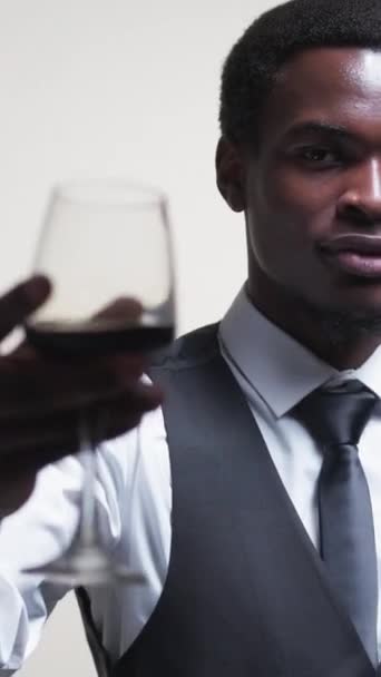 Vídeo Vertical Brindis Sommelier Vino Degustación Alcohol Caballero Confianza Chaleco — Vídeos de Stock