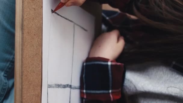垂直录像 儿童的创造力 画画的女孩 灵感的艺术 坐在灯光工作室的地板上 笑着画窗型的女孩 — 图库视频影像