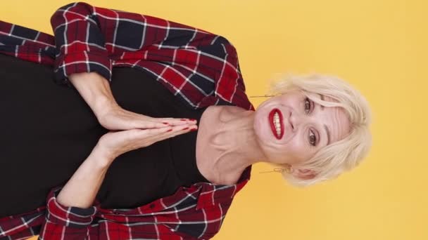 Verticale Video Oprecht Verzoek Smekende Vrouw Wanhopige Gevoelens Pleitend Grappige — Stockvideo