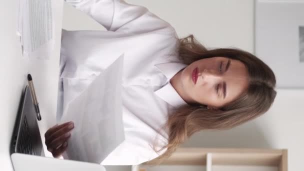 Dikey Video Yorgun Ofis Kadını Lgisiz Görevler Çaresiz Kadın Kağıt — Stok video
