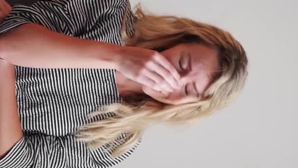 Вертикальне Відео Неспокійна Ситуація Сумна Жінка Жалюгідні Почуття Дама Плаче — стокове відео