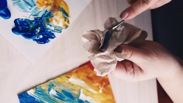 Vídeo Vertical Termine Obra Arte Uma Pintora Ferramentas Artísticas Mulher — Vídeo de Stock