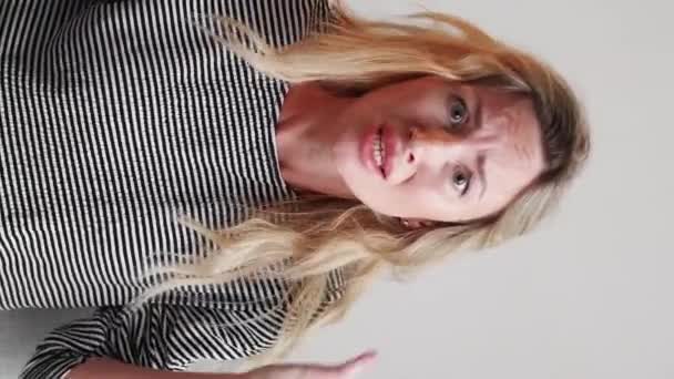 Dikey Video Anlaşmazlık Durumu Kavgacı Kadın Öfke Duygusu Saldırgan Bir — Stok video