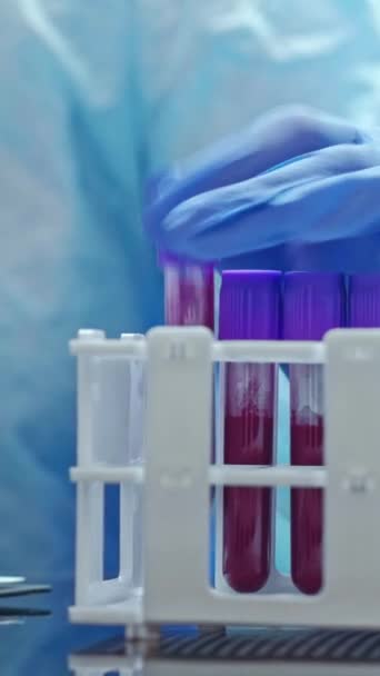 Вертикальне Відео Лабораторний Тест Біохімічний Аналіз Технік Медичному Захисному Обладнанні — стокове відео