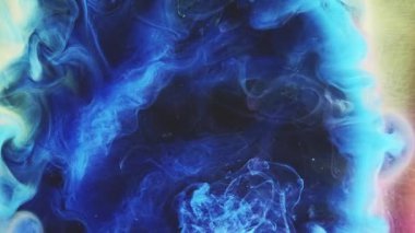 Mürekkep suyu. Boya damlası. Açılış efekti. Mavi pembe sarı renk sıvısı sim tozu sıçratır. Buhar bulutu hareketi soyut sanat arkaplanı..