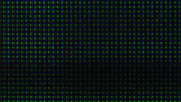 光滑的质感 粮食噪音 屏幕失真 深黑色抽象背景下的绿色蓝色发光像素数字伪影闪烁运动 — 图库视频影像