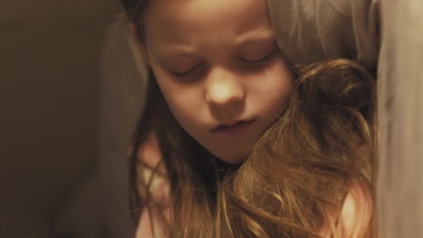 Pionowe Wideo Śpiąca Matka Troszczy Się Odpoczywaj Kobieta Okrywa Spokojną — Wideo stockowe