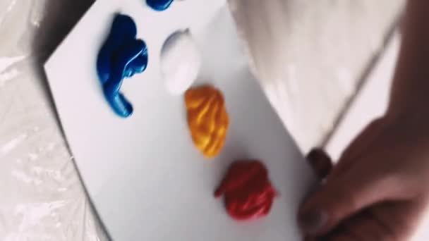 Video Verticale Preparazione Della Pittura Strumenti Artistici Donna Irriconoscibile Mettendo — Video Stock