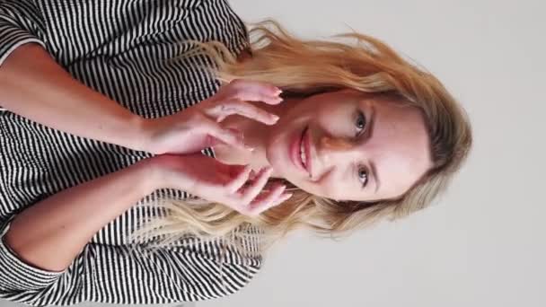 Vertical Video Evil Plan Ironic Woman Sarcastic Expression Smiling Lady — Stock Video