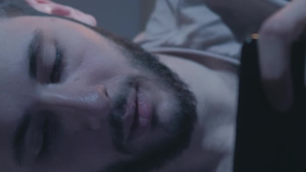 Vertikales Video Spät Film Nachtruhe Gadget Schlaflosigkeit Müder Entspannter Mann — Stockvideo