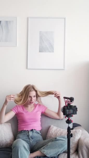 Video Vertikal Blog Wanita Isi Vlog Expressive Freelance Muda Wanita — Stok Video