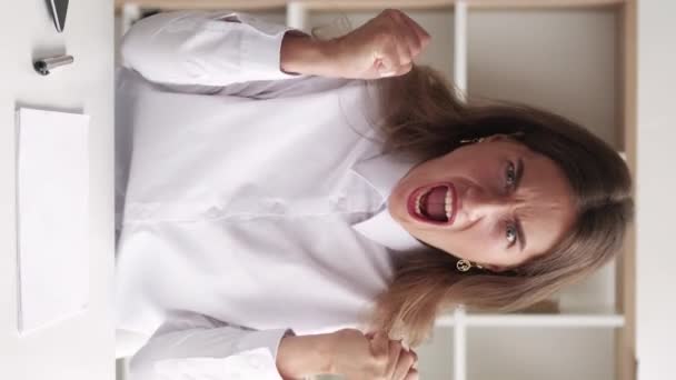 Vertikales Video Wütende Wut Bürofrau Arbeitsschwierigkeiten Wütende Dame Eleganten Hemd — Stockvideo