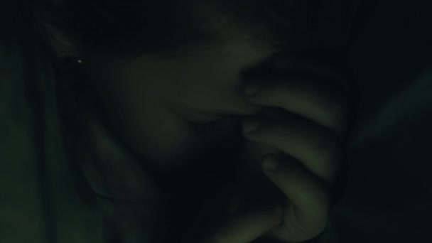 垂直ビデオ 眠れない夜の子供のトラブル 暗いですベッドの中で悪夢悪い夢に苦しんで疲れ少女 — ストック動画