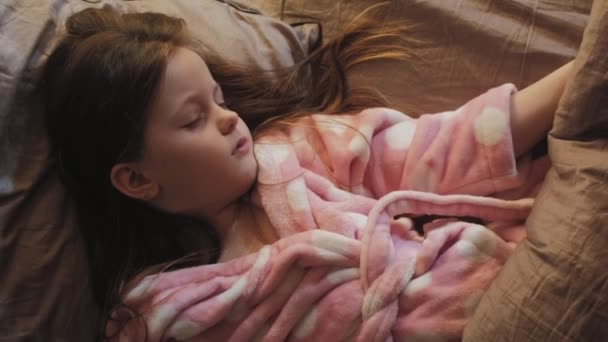 Уход Ребенком Перед Сном Сладких Снов Женщина Покрытая Одеялом Мирная — стоковое видео
