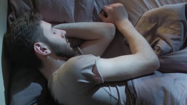 Schlafstörungen Nächtliche Schlaflosigkeit Ruheproblem Besorgter Mann Wirft Sich Spät Bett — Stockvideo