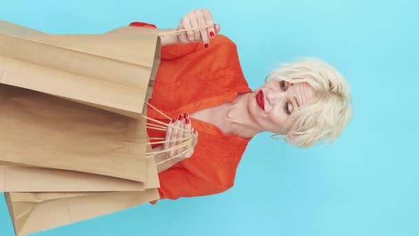 Video Vertical Cumpărături Proaste Femeie Nemulţumită Achiziție Dezamăgită Doamnă Confuză — Videoclip de stoc