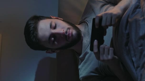 Vídeo Vertical Aplicativo Cinema Noite Gadget Lazer Online Cansado Sonolento — Vídeo de Stock