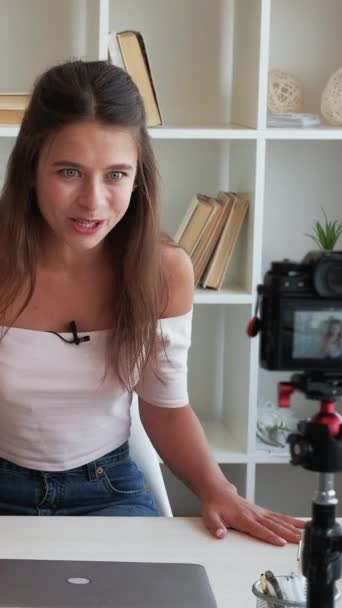 Vídeo Vertical Filmación Vlog Crear Contenido Experta Joven Mujer Influyente — Vídeos de Stock