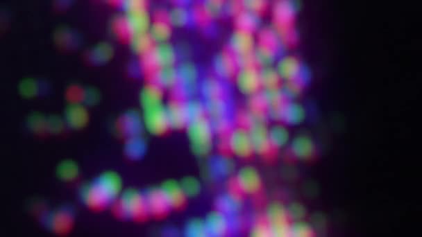 ボケ光だ ネオンの輝き デジタルフレア 暗い黒の抽象的な背景に蛍光紫色のピンク青緑の輝きぎらぎら動き — ストック動画
