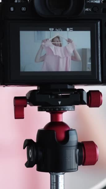 Vídeo Vertical Mostrar Roupas Filmar Vlog Conselhos Moda Jovem Alegre — Vídeo de Stock