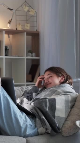 Vídeo Vertical Película Casera Coge Frío Enfermo Sonriente Mujer Envuelto — Vídeos de Stock