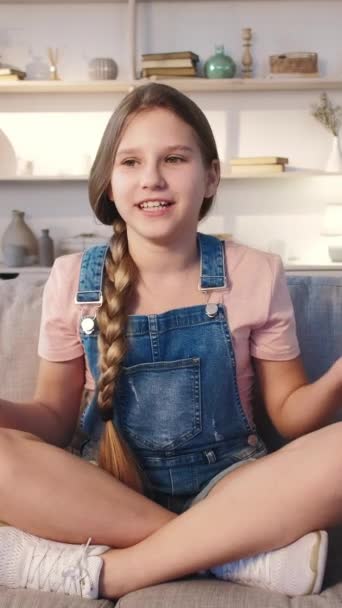 Függőleges Videó Gyerekblog Tartalomteremtő Ihletett Félénk Lány Gesztikuláló Beszéd Felvétel — Stock videók