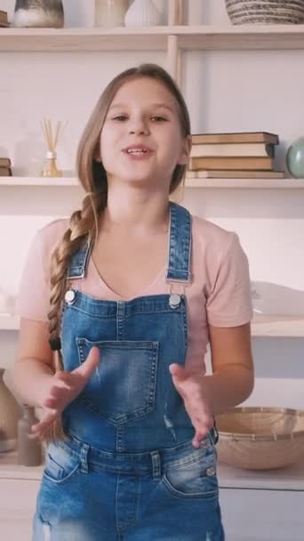 Vídeo Vertical Blogueiro Infantil Apresentação Vlog Comunicação Distância Menina Entusiasmada — Vídeo de Stock