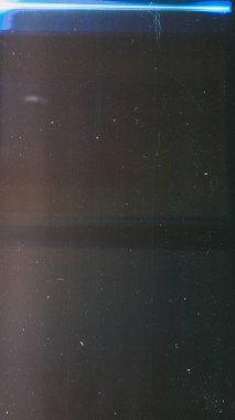 Eski film kaplaması. Toz sesi kaşındırıyor. Yıpranmış doku. Mavi renkli ışık, koyu kahverengi, sıkıntılı yüzey illüstrasyonundaki toprak lekeleri soyut arka planda parlıyor..
