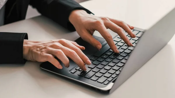 Computerwerk Werktuig Digitale Marketing Online Bedrijfstechnologie Vrouwelijke Vrouw Handen Typen — Stockfoto