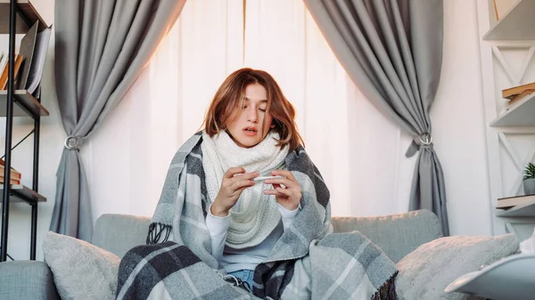Krankheitsfieber Hohe Temperaturen Ungesunde Frau Plaid Gehüllt Mit Grippesymptomen Hält — Stockfoto