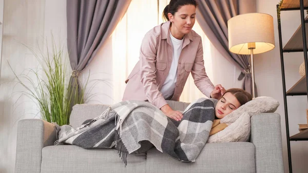 Hora Dormir Cuidado Madre Mujer Cariñosa Cubriendo Cuadros Adolescente Durmiendo —  Fotos de Stock