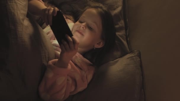 Вертикальное Видео Интернет Ночь Отдых Гаджете Ребенок Онлайн Расслабленная Улыбающаяся — стоковое видео