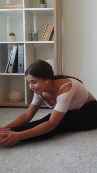 Verticale Video Vouw Naar Voren Rekken Coach Yoga Online Jonge — Stockvideo