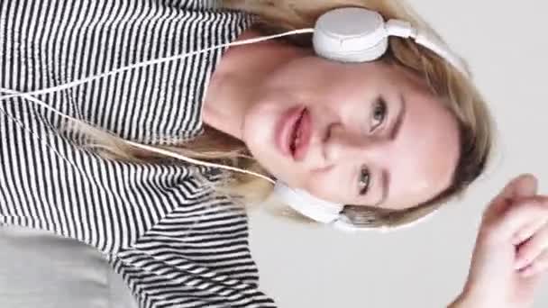 Pionowe Wideo Ulubiona Muzyka Szczęśliwa Kobieta Brzmienie Stereo Podekscytowana Pani — Wideo stockowe