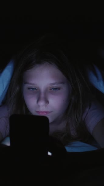 Verticale Video Jeugdverslaving Telefoonavond Wakker Tiener Meisje Verbergen Onder Deken — Stockvideo