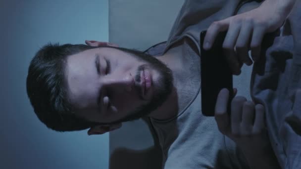 Κάθετο Βίντεο Τηλεφωνική Ταινία Ψηφιακή Αϋπνία Άγρυπνη Νύχτα Εξαντλημένος Νυσταγμένος — Αρχείο Βίντεο