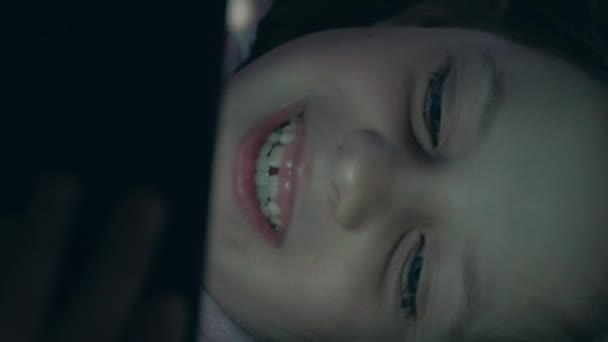 Vertikales Video Bettgeschirr Nacht Online Spätes Kindervergnügen Amüsiert Lächelndes Kleines — Stockvideo