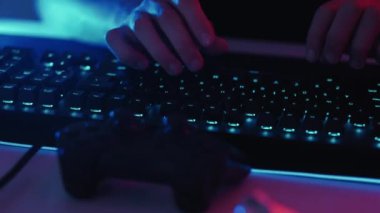 Gece serbest çalışanı. Bilgisayar oyunu. Yazılım mühendisliği. Klavye yazan erkek web sitesine makaleler yazarak internet gezinerek karanlık neon ışığı altında çalışıyor.